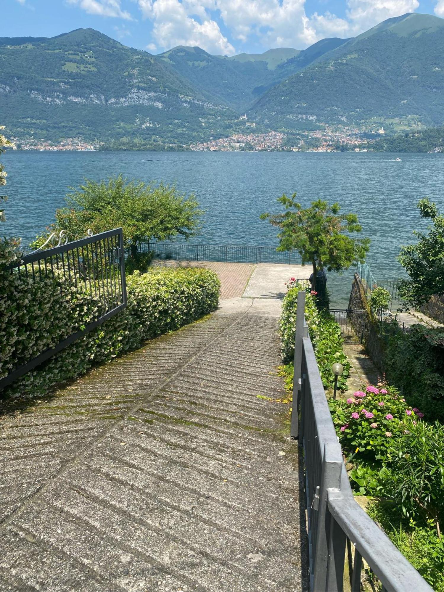 Peonia Apartment - Appartamento Vista Lago Lezzeno Luaran gambar